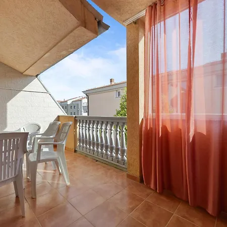 Appartement Mato 4 *